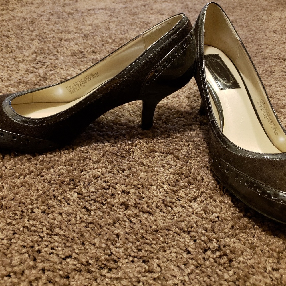 Brown and suede pump